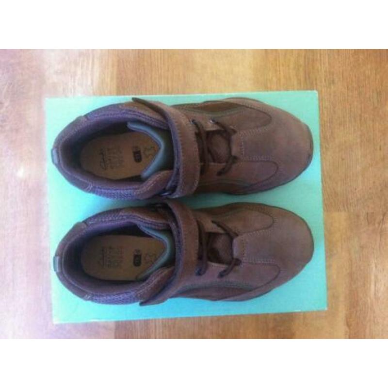 NIEUWE stevige leren schoenen van Clarcks maat 32