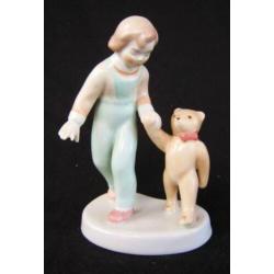 Aquincum - Meisje wandelt met haar teddybeertje (1)