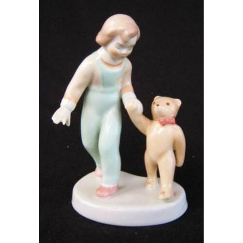 Aquincum - Meisje wandelt met haar teddybeertje (1)