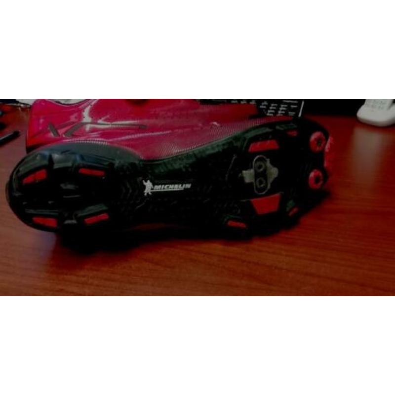 Mooie rode mtb mountainbike schoenen spd met spd pedalen
