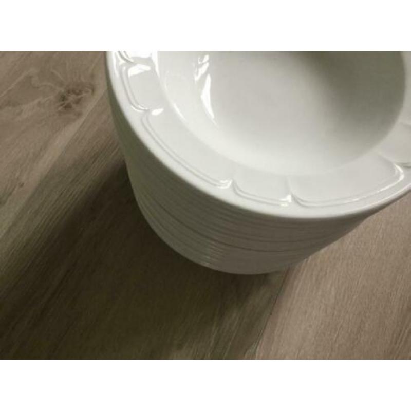 Serviesgoed wit diepe borden en schaaltjes