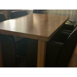 Eettafel met 4 stoelen en bijpassend salontafels