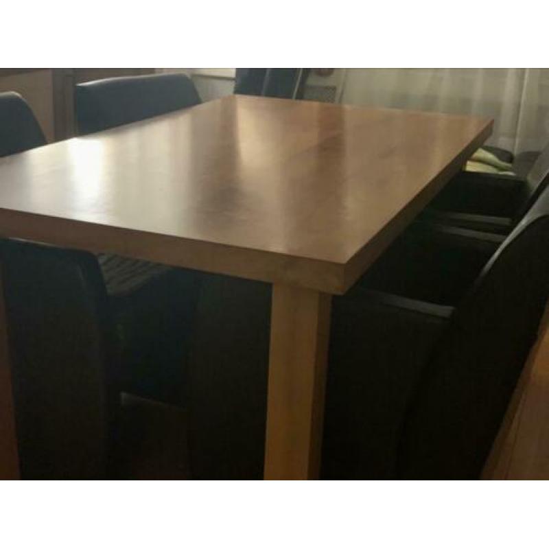 Eettafel met 4 stoelen en bijpassend salontafels