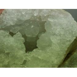 Open en Compleet. BERGKRISTAL GEODE van 1 kilo in 2 delen.