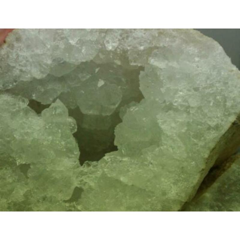 Open en Compleet. BERGKRISTAL GEODE van 1 kilo in 2 delen.