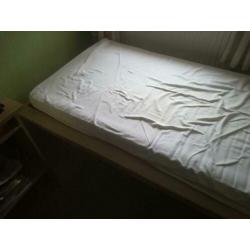 Bed met lattenbodem (200x90cm)