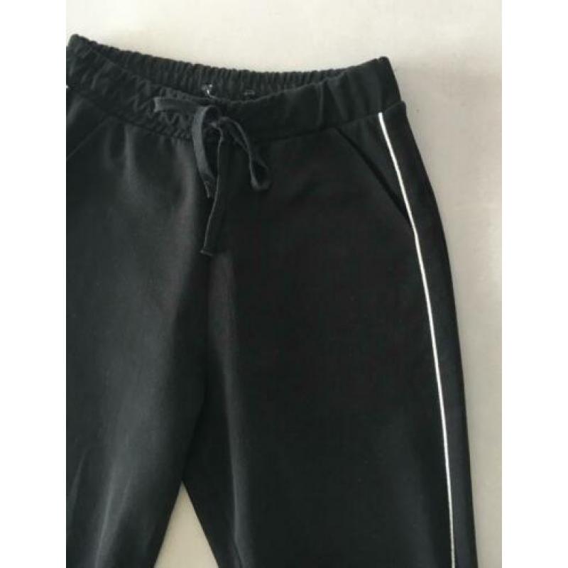Pantalon in zwart met subtiel streepje. ALS NIEUW!