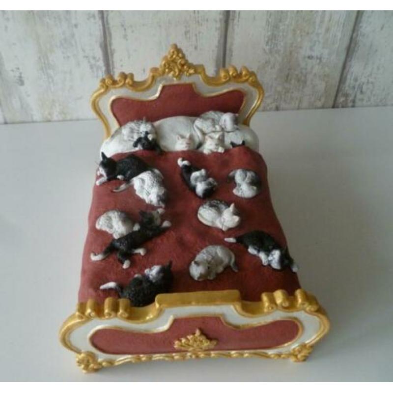 Kattenbeeldje Dubout Cats on a Bed beeldjes poezenbeeld