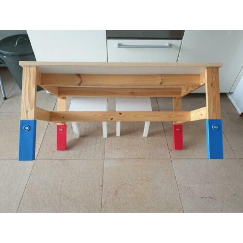 Tafel met 2 stoeltjes voor peuters of kleuters
