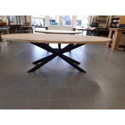 massief eiken tafel ovaal 247 cm x 112 cm onderstel metaal