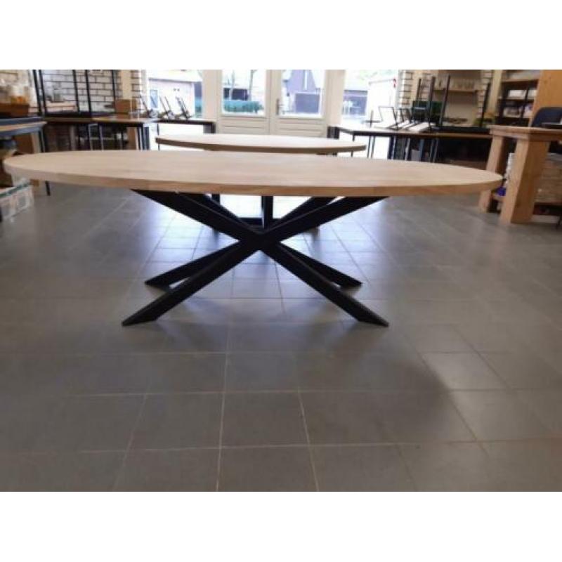 massief eiken tafel ovaal 247 cm x 112 cm onderstel metaal