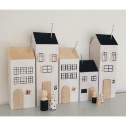 Peg dolls zwart wit naturel en huisjes van hout