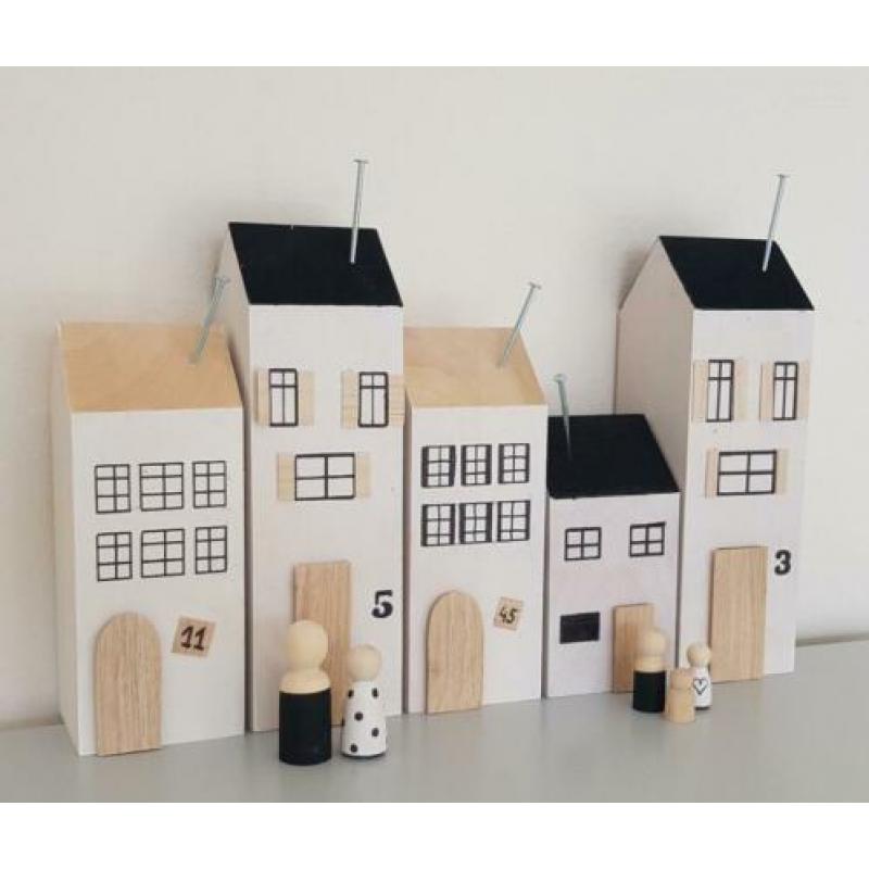 Peg dolls zwart wit naturel en huisjes van hout