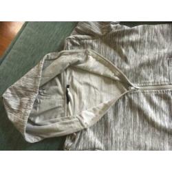 Grijze joggings vest met capuchon.
