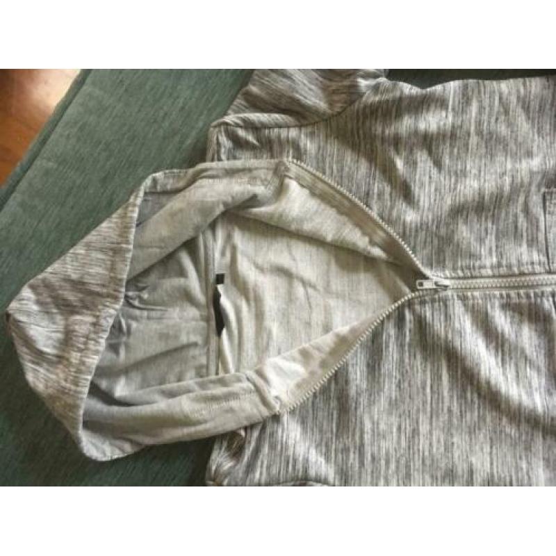 Grijze joggings vest met capuchon.