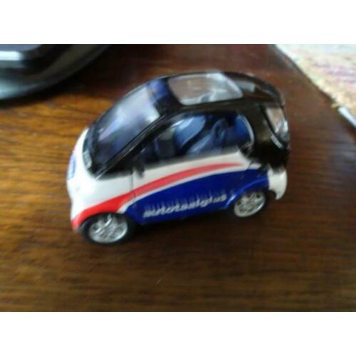 6x auto s een koop bieden en een politie wagen met veewag