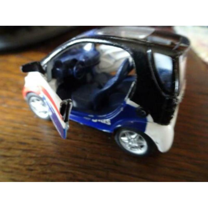 6x auto s een koop bieden en een politie wagen met veewag