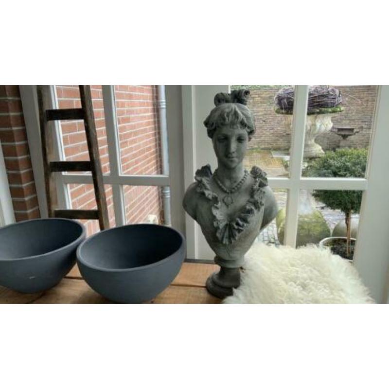 Betonnen buste ~ torso ~ beeld