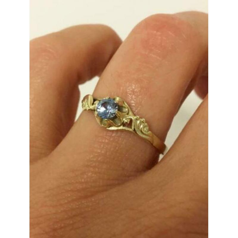 Antiek Gouden Ring Helder Blauwe Briljantgeslepen Topaas
