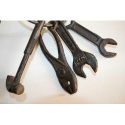 gietijzeren ring met gereedschap
