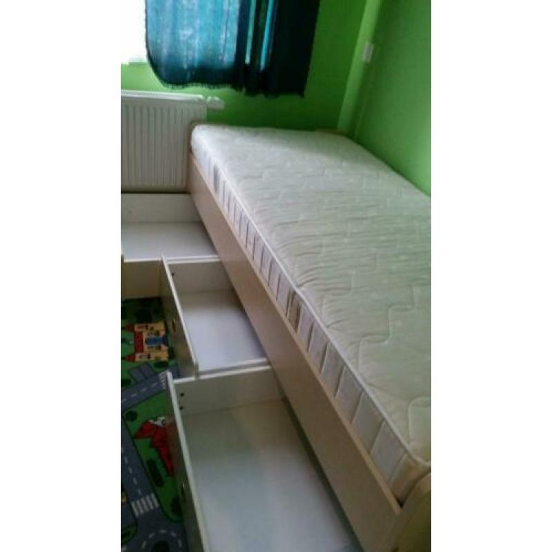 Te koop eenpersoonsbed met 3 grote laden