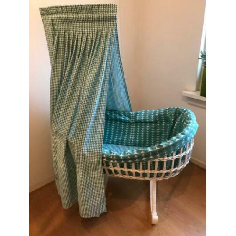 Vintage rieten wieg met nieuwe bekleding en matras.