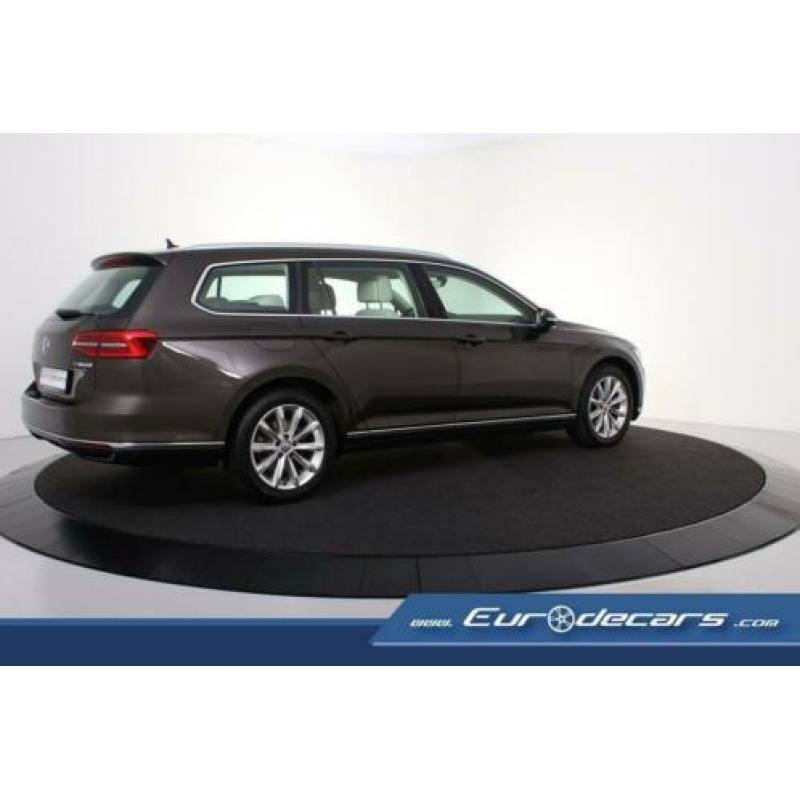 Volkswagen Passat 1.6 TDI DSG Highline *Navigatie*Leer*Keyle