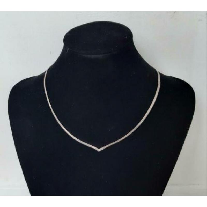 Zilveren ketting met platte schakels.
