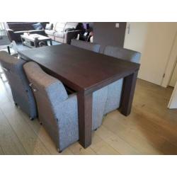 Eettafel met bijpassende salontafel en eettafel fauteuils
