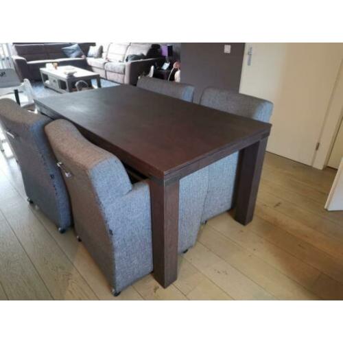 Eettafel met bijpassende salontafel en eettafel fauteuils