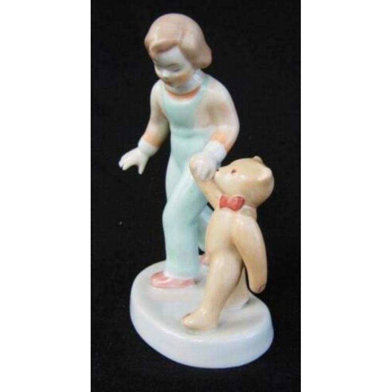 Aquincum - Meisje wandelt met haar teddybeertje (1)