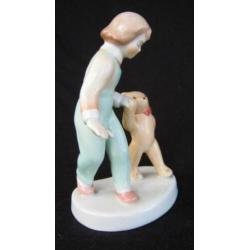 Aquincum - Meisje wandelt met haar teddybeertje (1)