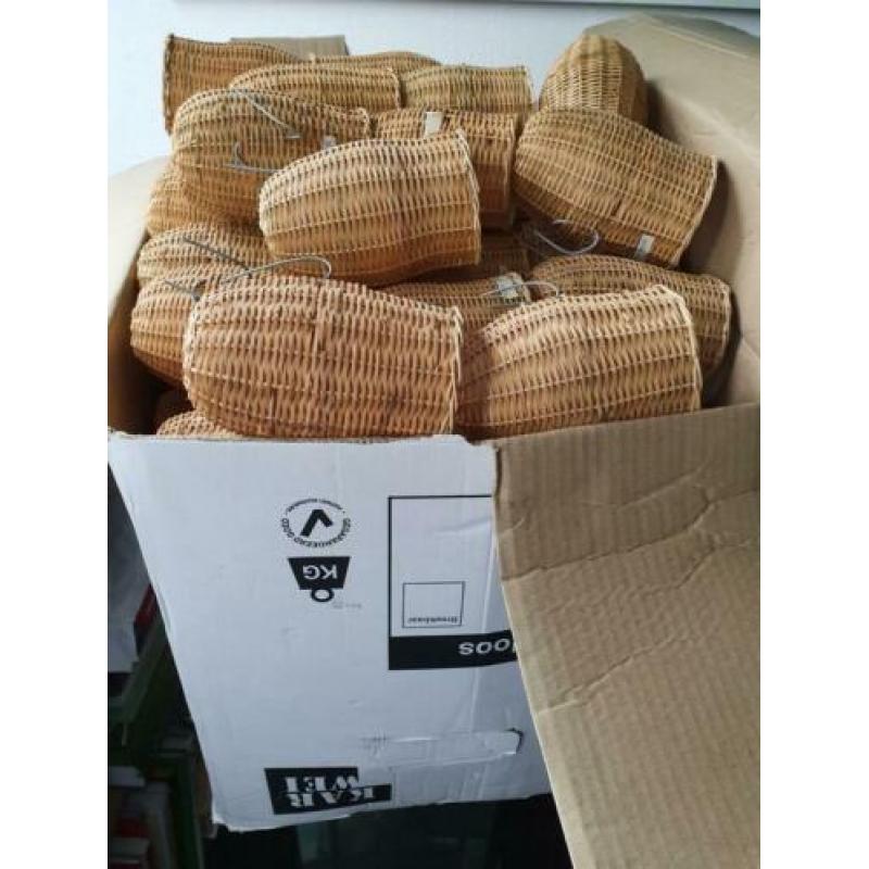 Te koop: Meer dan 70 nieuwe nestjes voor in de volière.