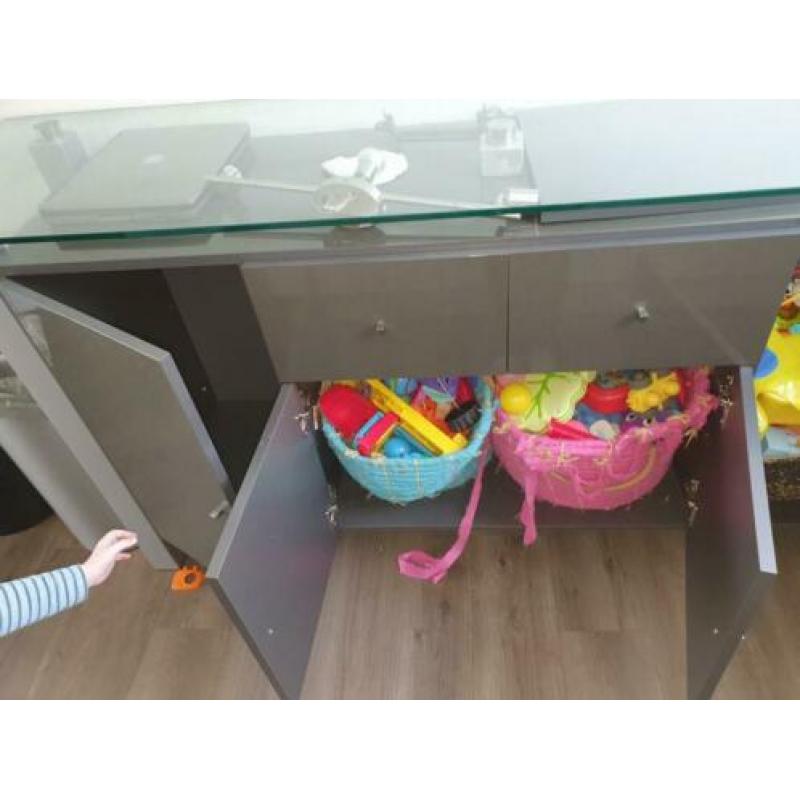 Mooie dressoir kast die nog een ronde mee kan