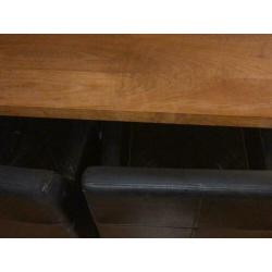 Eettafel met 4 stoelen en bijpassend salontafels