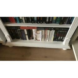 Witte boekenkast met versierde koof en bolpoten