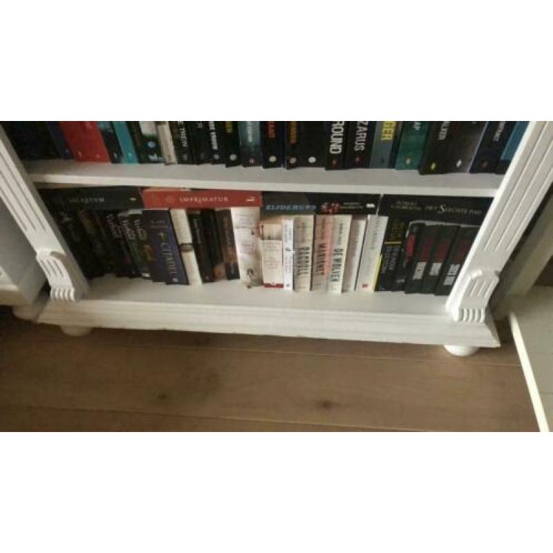 Witte boekenkast met versierde koof en bolpoten
