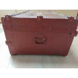 Antieke hutkoffer kist roestbruin/rood