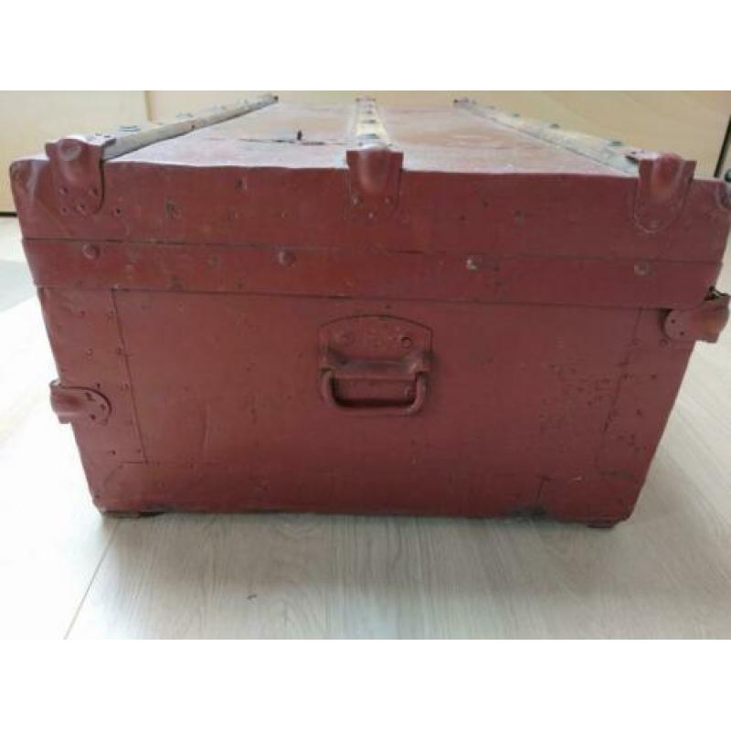 Antieke hutkoffer kist roestbruin/rood