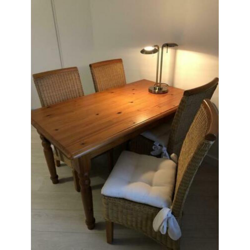 Vier rieten stoelen - grenen eettafel (verkocht)-