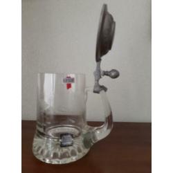 kristallen bierpul met tinnen deksel.