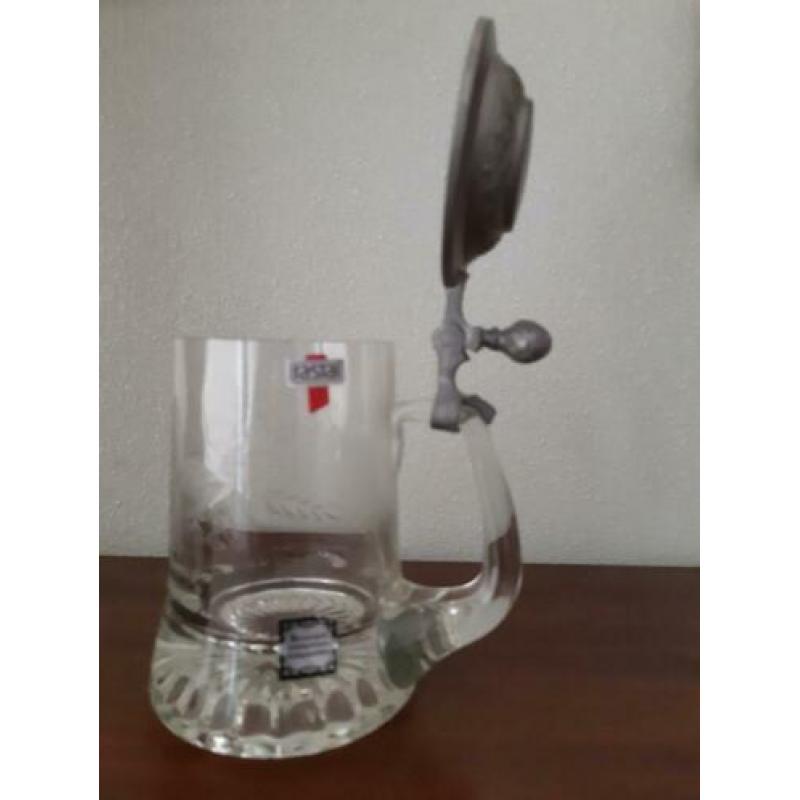 kristallen bierpul met tinnen deksel.