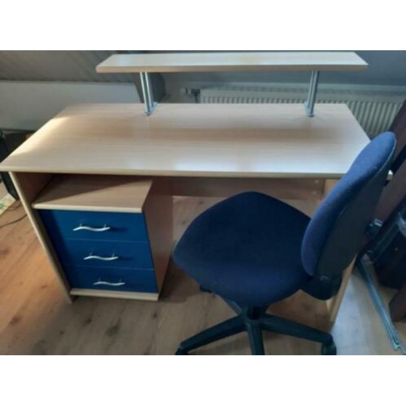Bureau met stoel en kast