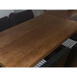 Eettafel met 4 stoelen en bijpassend salontafels