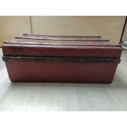 Antieke hutkoffer kist roestbruin/rood