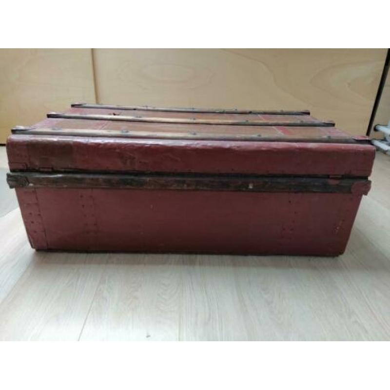 Antieke hutkoffer kist roestbruin/rood