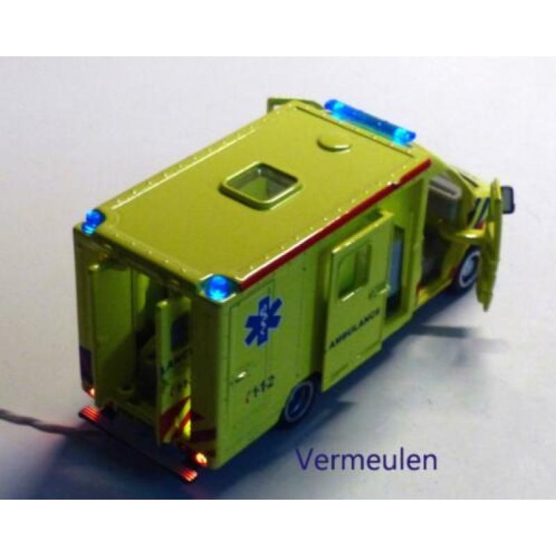 Nederlandse Ambulance, met of zonder licht erin. schaal 1:43