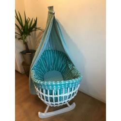 Vintage rieten wieg met nieuwe bekleding en matras.