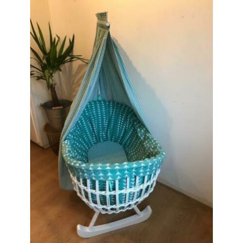 Vintage rieten wieg met nieuwe bekleding en matras.