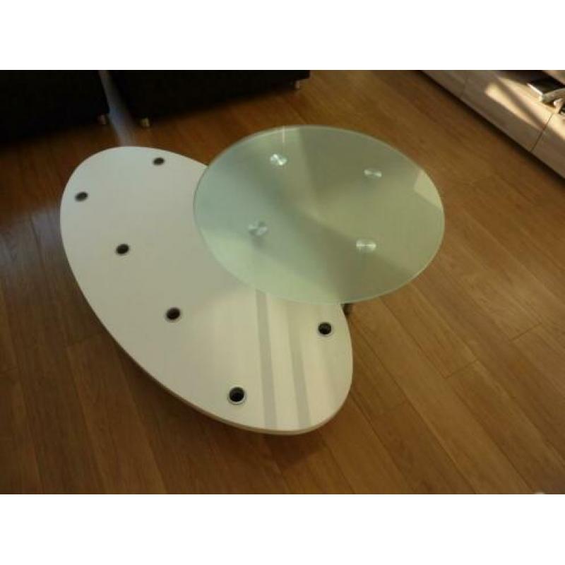 leuke speelse salontafel, modern, in wit en glas